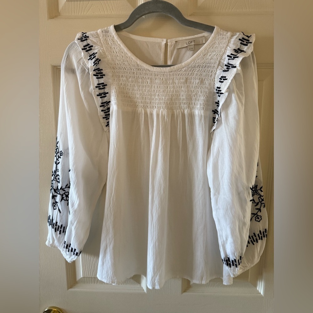 Loft embroidered blouse • Women’s XS